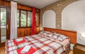 ein Schlafzimmer mit einem Bett mit zwei Handtüchern darauf in der Unterkunft Nice Apartment In Ledenice With Wifi in Ledenice