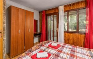 Ein Bett oder Betten in einem Zimmer der Unterkunft Nice Apartment In Ledenice With Wifi