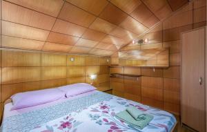 Ein Bett oder Betten in einem Zimmer der Unterkunft Nice Apartment In Ledenice With Wifi