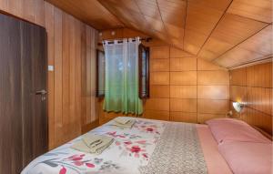 Ein Bett oder Betten in einem Zimmer der Unterkunft Nice Apartment In Ledenice With Wifi