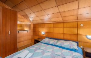 Ein Bett oder Betten in einem Zimmer der Unterkunft Nice Apartment In Ledenice With Wifi