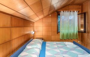 Ein Bett oder Betten in einem Zimmer der Unterkunft Nice Apartment In Ledenice With Wifi