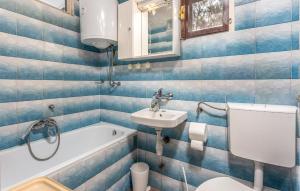 Ein Badezimmer in der Unterkunft Nice Apartment In Ledenice With Wifi