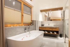 A bathroom at Ferienlodge Edelstein
