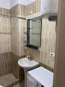 ポグラデツにあるGenti Guesthouseの洗面台と鏡のある小さなバスルーム +4枚の写真