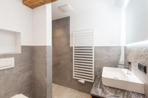 A bathroom at Ferienlodge Edelstein