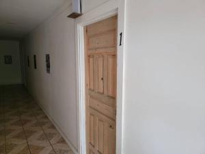 una puerta de madera en una habitación con pasillo en Apartment in center of town #1, en Utila 5 fotos más