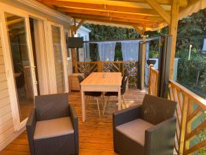 a patio with a table and chairs on a deck at Oasis de détente in Fréjus
