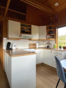 Küche/Küchenzeile in der Unterkunft Dreamy cabin with a garden