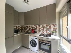 a kitchen with a washer and dryer in it at Jardin Cambronne Tour Eiffel in Paris
