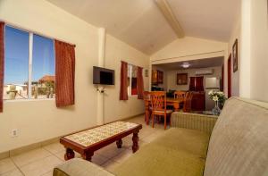 Μια τηλεόραση ή/και κέντρο ψυχαγωγίας στο Beach Bungalow, Pool and direct Beach Access