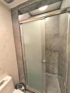Koupelna v ubytování Udla Apartamento para 6 personas frente al Mall Riocentro + 32 fotografií