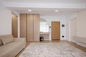 a living room with a couch and a kitchen at Uno Deluxe Home Brasov in Braşov