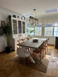 a kitchen and dining room with a table and chairs at Casa rural chimenea y barbacoa in Escorial