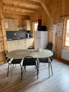 Kuchyň nebo kuchyňský kout v ubytování Camping le Montbartoux