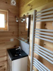 Kuchyň nebo kuchyňský kout v ubytování Camping le Montbartoux
