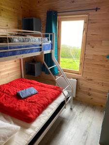 Postel nebo postele na pokoji v ubytování Camping le Montbartoux