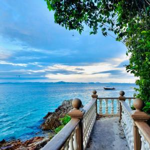 een balkon met uitzicht op de oceaan bij Eyka Studio Roomstay in Marang +24 foto's