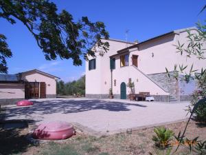 eine Außenansicht eines Hauses mit großer Auffahrt in der Unterkunft Casale Piombino Golfo Follonica Elba in Piombino