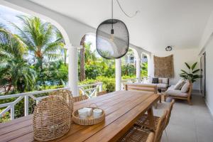 Jan ThielにあるDushi Tropicana, Jan Thiel, Curaçaoの木製のテーブルと椅子のあるダイニングルーム