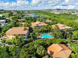 Jan ThielにあるDushi Tropicana, Jan Thiel, Curaçaoのプールのあるリゾートの航空写真