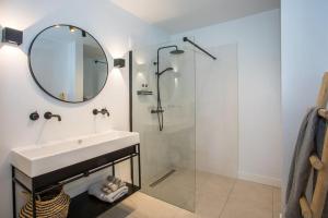 Jan ThielにあるDushi Tropicana, Jan Thiel, Curaçaoの洗面台とシャワー付きのバスルーム +37枚の写真