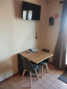 Televízia a/alebo spoločenská miestnosť v ubytovaní Maison de vacances dans les hauteurs de Salavas