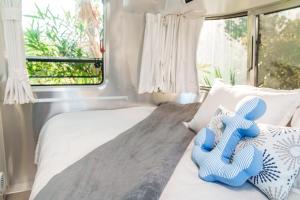 Postel nebo postele na pokoji v ubytování Off Grid RV Bermuda