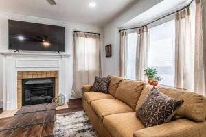 un salon avec un canapé et une cheminée dans l'établissement Tranquil Terrace - Duplex #1, à Corpus Christi