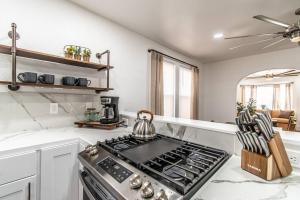 Il comprend une cuisine équipée d'une cuisinière et d'une bouilloire. dans l'établissement Tranquil Terrace - Duplex #1, à Corpus Christi