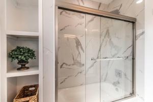 bagno con doccia in vetro e vasca di Tranquil Terrace - Whole Duplex a Corpus Christi Altre 75 foto