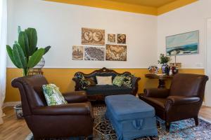 a living room with two chairs and a table at La casa di K i p l i n g "charme coloniale & storia" in Gorizia