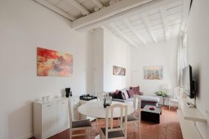 un salon blanc avec une table et un canapé dans l'établissement Casa Mandes Spanish Steps, à Rome