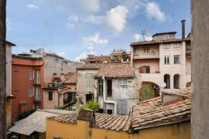 une vue des toits des bâtiments d'une ville dans l'établissement Casa Mandes Spanish Steps, à Rome