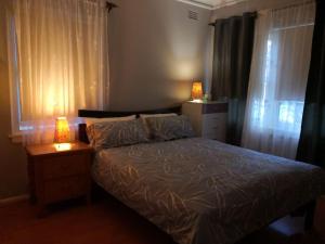Postel nebo postele na pokoji v ubytování Cozy 2 bed villa in Narwee