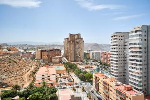 una vista aérea de una ciudad con edificios altos en Work & Pet friendly Urban Home next to the Beach, en Las Palmas de Gran Canaria