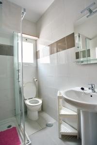 Un baño blanco con inodoro y lavabo. en Work & Pet friendly Urban Home next to the Beach, en Las Palmas de Gran Canaria 17 fotos más