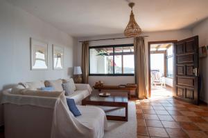 salon z kanapą i stołem w obiekcie Casa SocAire. Naturaleza, mar, paz, relax. w mieście Tabayesco +23 zdjęcia
