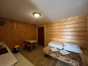 Łóżko lub łóżka w pokoju w obiekcie Apartamenty Bukowina