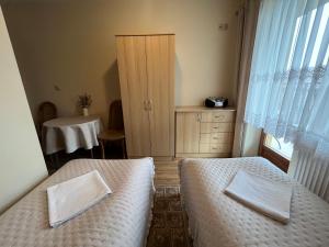 Łóżko lub łóżka w pokoju w obiekcie Apartamenty Bukowina
