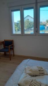 Ein Bett oder Betten in einem Zimmer der Unterkunft Komforna Soba U Centru #3