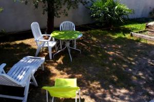 VelleronにあるNice flat with jacuzzi and gardenの庭三脚 +3枚の写真