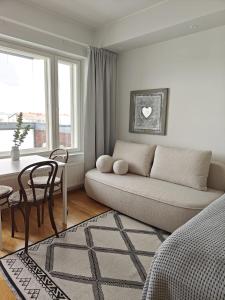 una sala de estar con un sofá y una mesa en Sunstar Apartments, en Rovaniemi 1 foto más