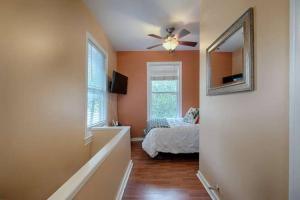 Giường trong phòng chung tại Centrally located Cozy Tiny Loft, Near ACL, SXSW, Zilker, 6th Street