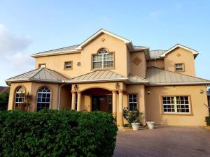 a large yellow house with at Casa de Bells 1 in Prospect Park