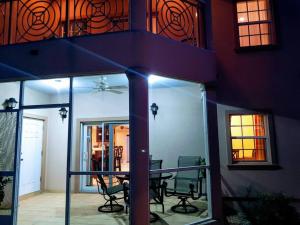a room with a table and chairs in a house at Casa de Bells 1 in Prospect Park
