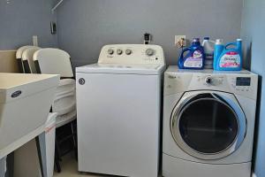 a washing machine and a washer in a laundry room at Casa de Bells 1 in Prospect Park