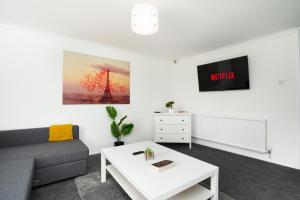 Χώρος καθιστικού στο Spacious - 3 Bed - Free Parking
