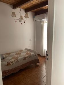 a bedroom with a bed and a chandelier at Departamento A&F I planta baja in San Fernando del Valle de Catamarca