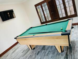 Meja biliard di Melodie Guest House